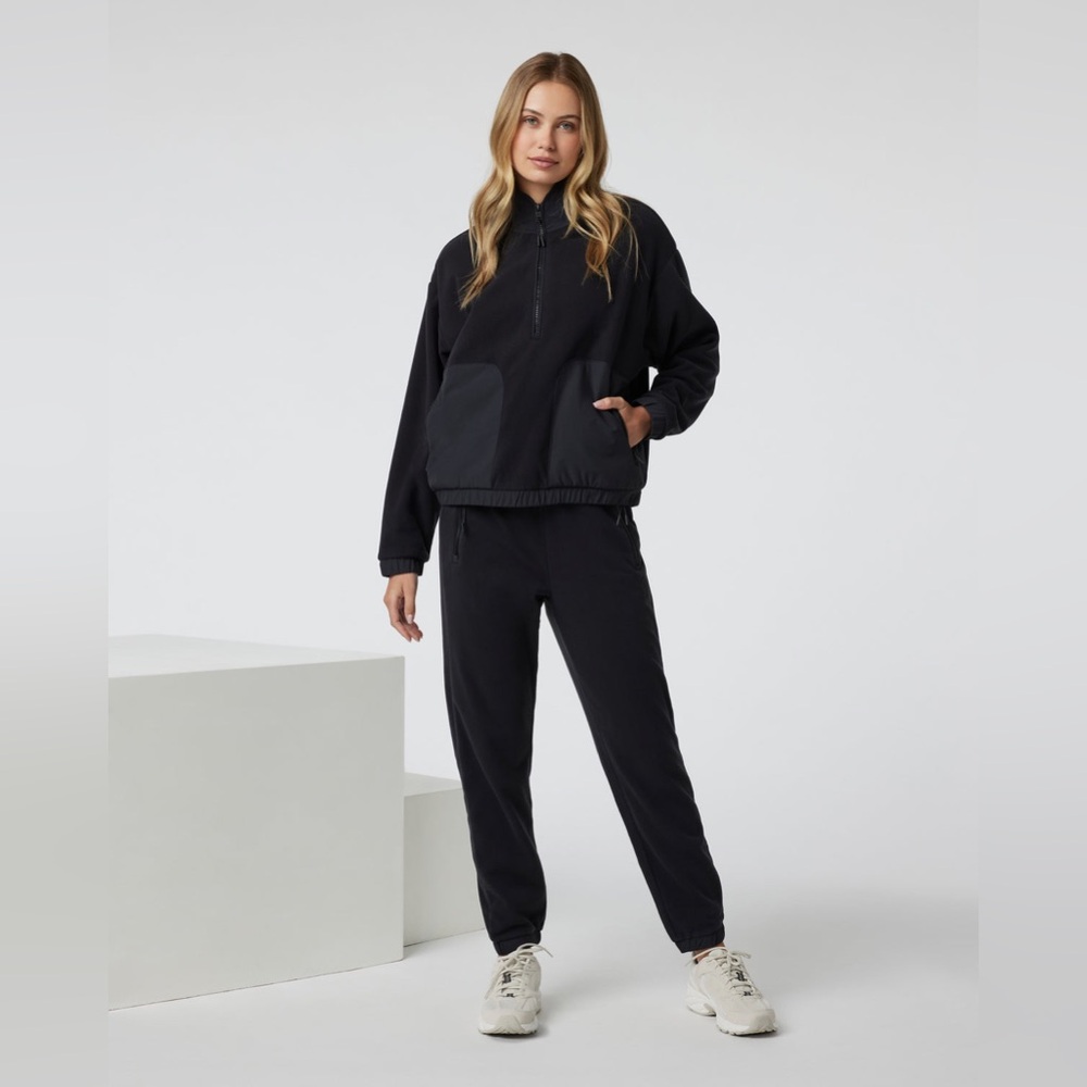 Vuori Women's Aspen Half Zip in Black